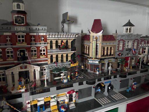 Detailweergave van een Lego-stad met verschillende gebouwen en figuren.